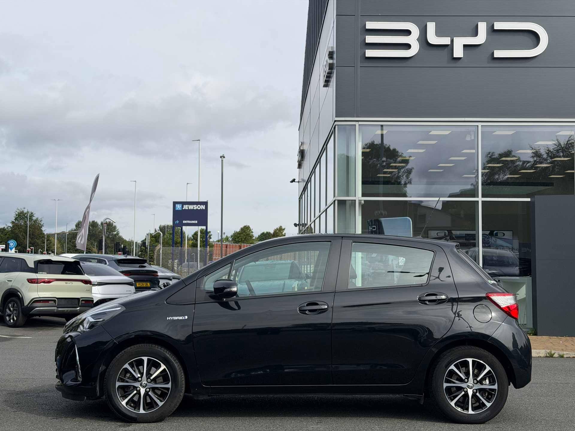 Toyota Yaris 1.5 Hybrid Icon Tech 5dr CVT thumbnail